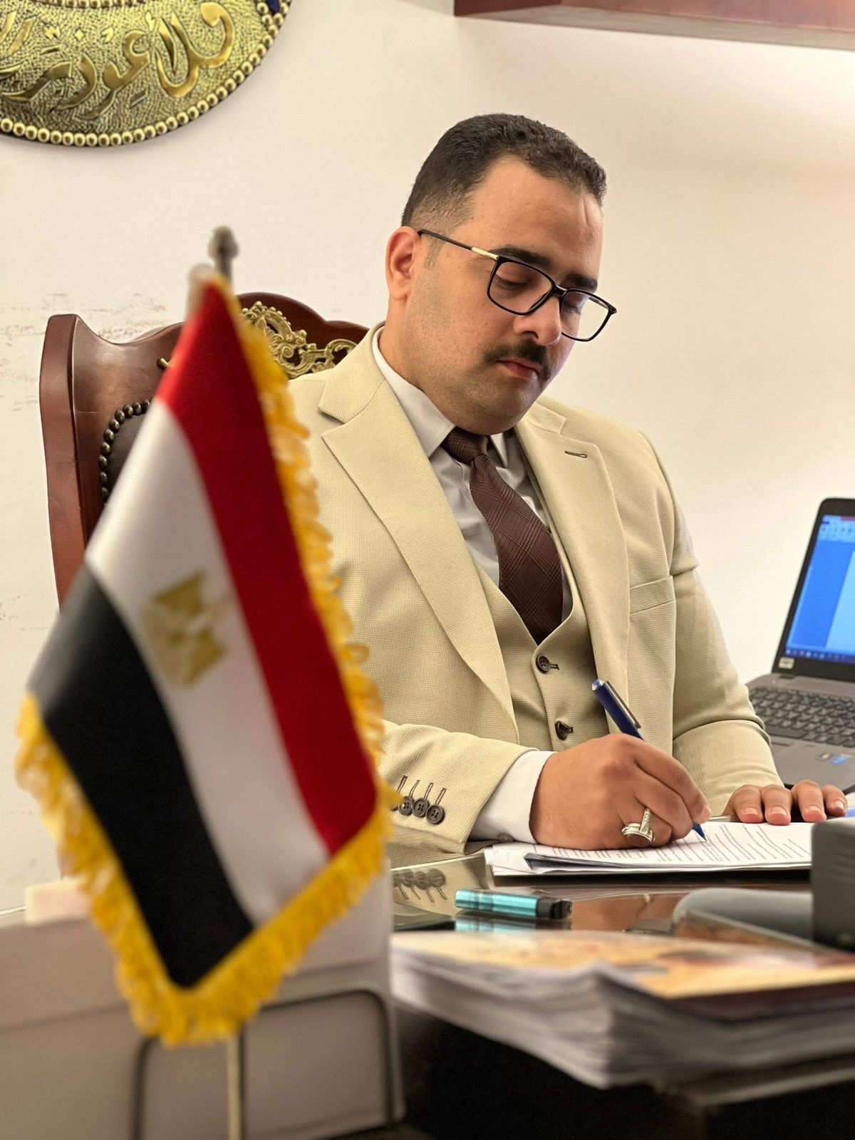 الأستاذ علي القاضي داخل المكتب