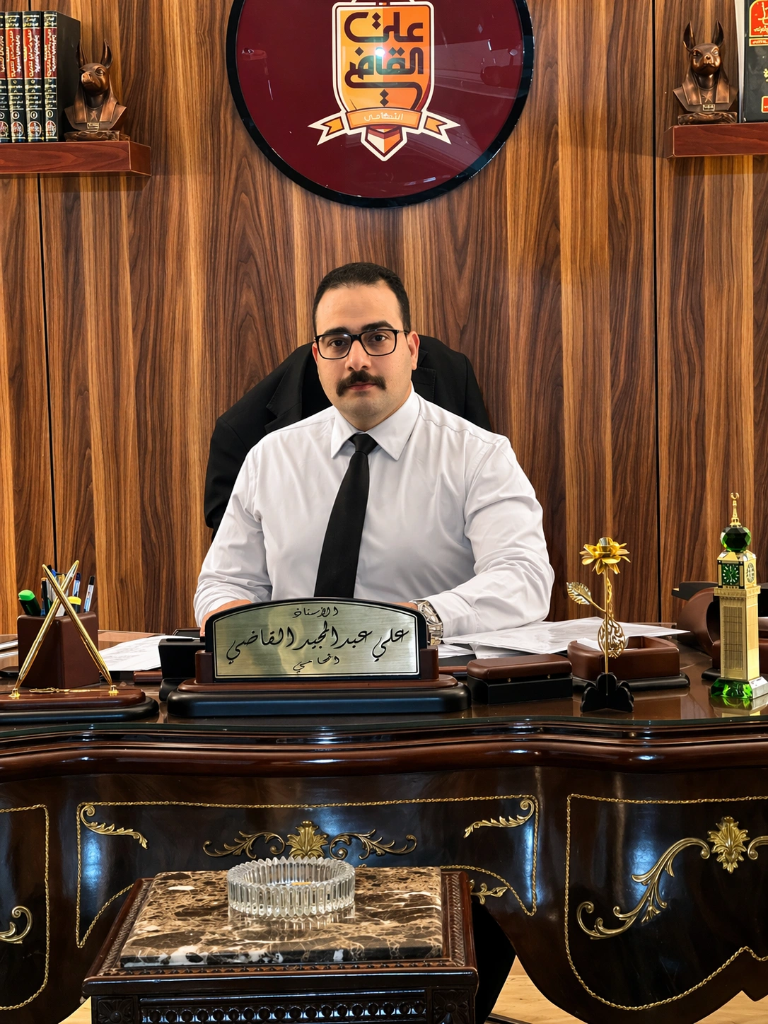 الأستاذ علي القاضي داخل المكتب